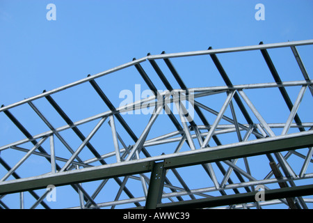 Telaio scheletrico di un parzialmente edificio costruito contro il cielo blu Foto Stock