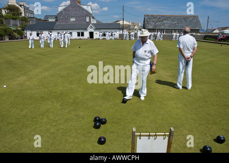 Gli uomini gioco delle bocce a Lyme Regis bowling club Dorset Inghilterra Foto Stock