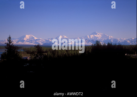 Alaska Range da sud con Mtns Foraker Hunter McKinley visto da si affacciano lungo l Autostrada Parchi Denali State Park Alaska Foto Stock