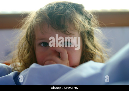 Ragazza giovane bambino succhiare il pollice Foto Stock