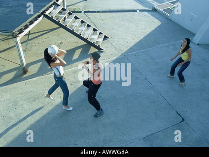 I giovani a giocare con la palla, ad alto angolo di visione Foto Stock