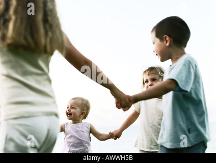 I bambini a camminare in un anello a basso angolo di visione Foto Stock