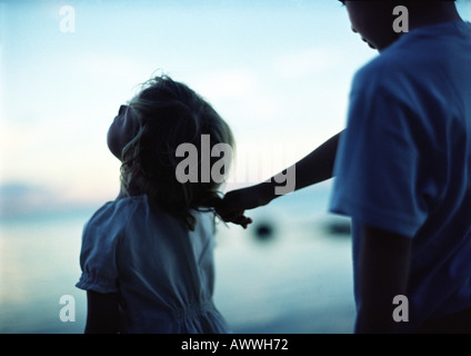 Bambino tiri altro bambino i capelli Foto Stock