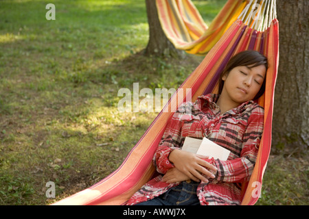 Ragazza dorme in amaca Foto Stock