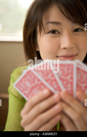 Ritratto di giovane donna con ventaglio cards Foto Stock