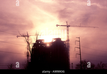In una strana nebbia di mattina, un edificio in costruzione può essere visto in lontananza Foto Stock