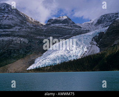 Glacier tumbling in Berg lago, montagne rocciose, British Columbia, Canada Foto Stock