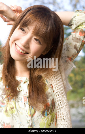 Giovane donna sorridente Foto Stock