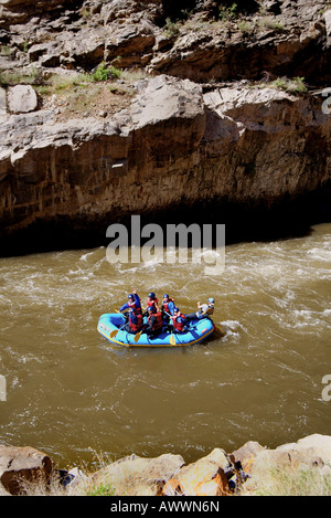 Rafters ride l'Arkansas River che corre attraverso il Royal Gorge Colorado USA Foto Stock