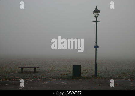 Empty London park all'inizio di foschia mattutina Foto Stock