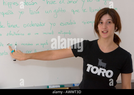 Una donna spagnola insegnamento dello spagnolo in una classe di fronte a lavagna presso l Istituto di Hemingway, Bilbao, Paese Basco in Spagna Foto Stock