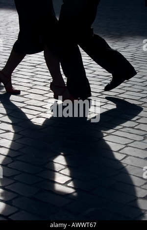 I contorni e le ombre di due ballerine spagnole dimostrando il tango al di fuori del Teatro Arriaga Bilbao northern Span Foto Stock