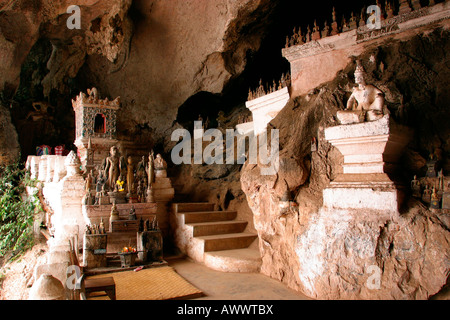 Laos Luang Prabang district Pak Ou figure di buddha nella grotta inferiore Foto Stock