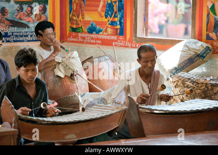 Musicisti al monastero Bakong, Gruppo Roluos, Angkor, Cambogia Foto Stock