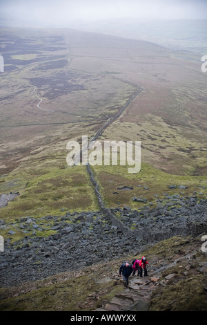 Walkers ascend Pen-y-Ghent in Yorkshire Dales Foto Stock