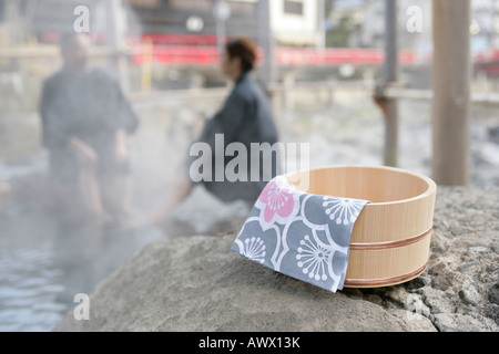 Cucchiaio di legno in giapponese spa con l uomo e la donna sullo sfondo Foto Stock