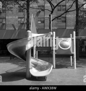 Parco giochi a vuoto in corrispondenza di un alloggiamento di Manhattan Project Foto Stock