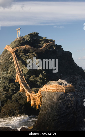 Meoto-Iwa, rocce ancorate al largo della costa della spiaggia di Futamigaura, Futami città nella Prefettura di Mie, Giappone Foto Stock