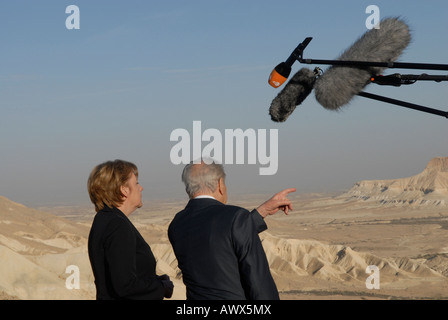 Il cancelliere tedesco Angela Merkel con il presidente israeliano Shimon Peres nel deserto del Negev, Israele Foto Stock