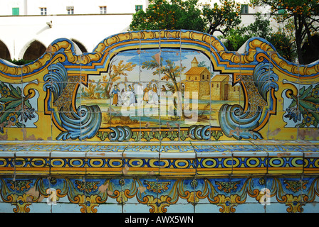 Napoli Sud Italia piastrelle in maiolica opera nel chiostro della chiesa di Santa Chiara Foto Stock