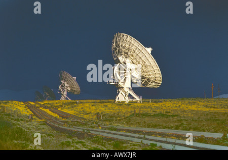 Altered digitalmente radio telescope piatti alla Radio Nazionale Osservatorio Astronomico in Socorro, NM Foto Stock