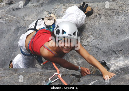 Ragazza giovane freeclimbing Foto Stock