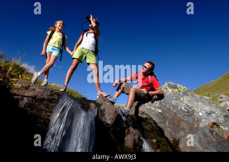 Famiglia escursioni in montagna, godendo di Outlook Foto Stock