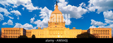 Immagine composita di U.S. Capitol e cielo blu con il bianco puffy nuvole Foto Stock