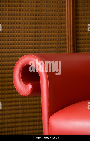 Dettaglio della poltrona rossa contro lo sfondo di canna Foto Stock