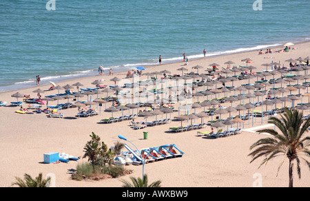 Vista aerea della spiaggia sabbiosa e turisti in vacanza al sole Foto Stock