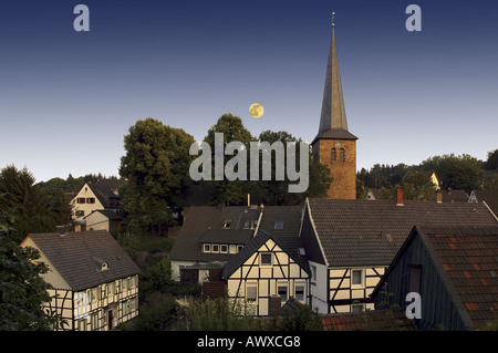 Vista della città vecchia e steeple, luna in background, in Germania, in Renania settentrionale-Vestfalia, Wetter-Volmarstein Foto Stock