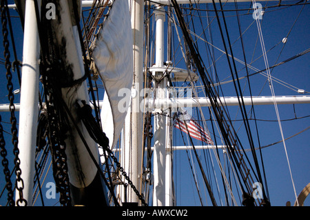 Dettaglio di armamento e vele su un americano nave baleniera di Mystic Seaport in Connecticut Foto Stock