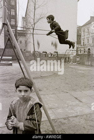 I bambini immigrati ad Amburgo in Germania in Europa. La povertà infanzia giocare vita Lifestyle privazione Reportage fotogiornalismo avversità Travel Foto Stock
