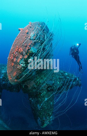 Bikini Atoll, Isole Marshall, Oceano Pacifico, subacqueo nuotando vicino propulsore della corazzata affondata HIJMS Nagato Foto Stock