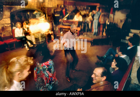 Parigi Francia, attività per anziani, coppie che ballano nella "Jazz Cave" "Caveau de la Huchette » 1980s Rock n Roll Dancing, vintage, nightclub, Foto Stock
