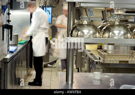 Parigi Francia, alta cucina francese ristorante 'Le Jules Verne' Chef al lavoro in cucina professionale, Foto Stock