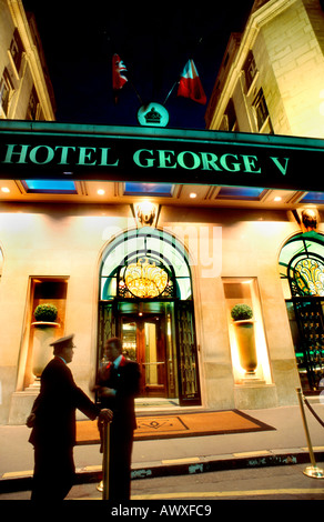 Parigi Francia, Hotel francese di lusso Four Seasons George V Hotel, facciata, ingresso, illuminato di notte, portiere all'esterno, hotel esterni di parigi Foto Stock