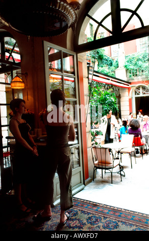 Parigi, Francia, 'Hotel Costes' interno e al di fuori del ristorante alla moda, giornata di sole ,pranzo romantico Foto Stock