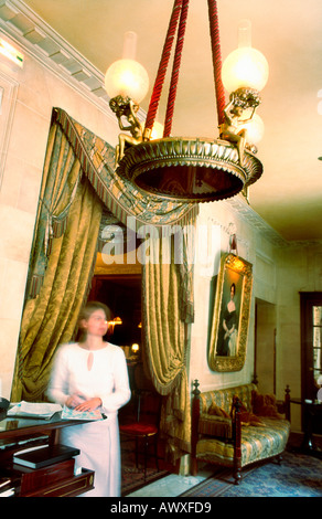 Parigi Francia, interni "Hotel Costes" hall d'hotel d'epoca ristorante Hostess donna romantico lusso alla moda costoso opulento "cinque stelle" Foto Stock