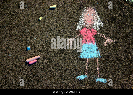 Childs chalk disegno di una ragazza sul marciapiede Foto Stock