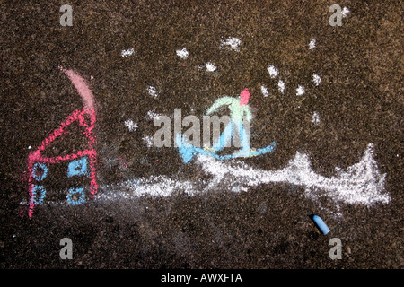 Childs chalk disegno sul marciapiede che mostra snow boarder Foto Stock