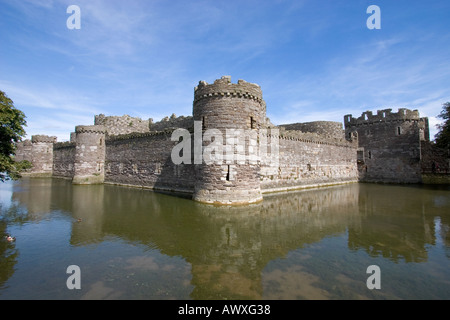 A sud ovest della cortina esterna parete e fossato Beaumaris Castle Isola di Anglesey North Wales Foto Stock