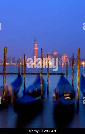 Gondole cercando di fronte a san giorgio maggiore isola e laguna , Venezia , Italia,l'Europa. Foto Stock