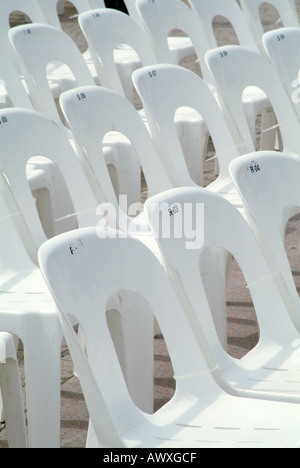 Le sedie in plastica impostato per un concerto all'aperto prestazioni all'aperto luogo di incontro righe fila sedili sedile piano salotto ticketing ticket Foto Stock
