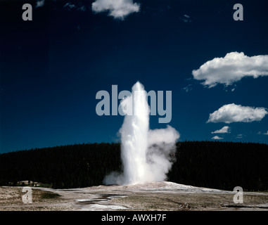 Geyser Old Faithful schizzi di acqua surriscaldata e vapore skyward nel Parco Nazionale di Yellowstone in Wyoming hourly Foto Stock