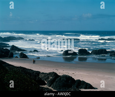 Paio di camminare sulla spiaggia a Seal Rock State Park vicino a Newport sulla centrale del litorale di Oregon Foto Stock