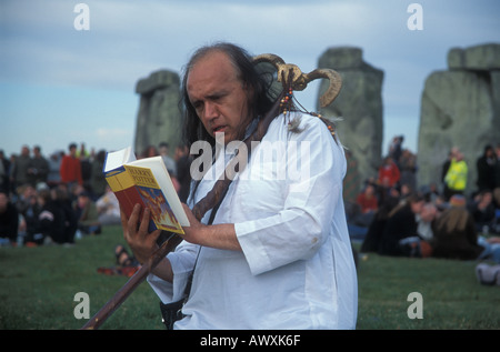Druid, leggendo Harry Potter solstizio d'Estate a Stonehenge Foto Stock