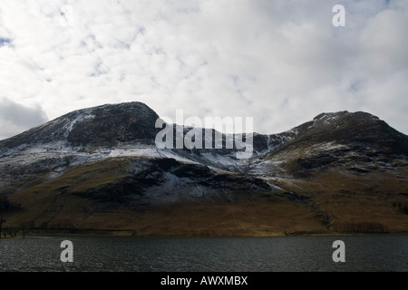 Snow capped Red Pike e alto stile da Buttermere Lake District Cumbria Foto Stock