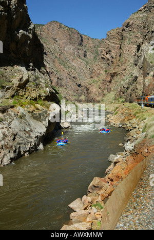 Rafters ride l'Arkansas River che corre attraverso il Royal Gorge Colorado non usa modello rilasciato Foto Stock