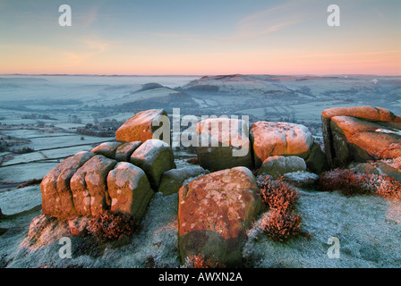 Bordo Froggatt sunrise Derbyshire Peak District Inghilterra GB UK EU Europe Foto Stock